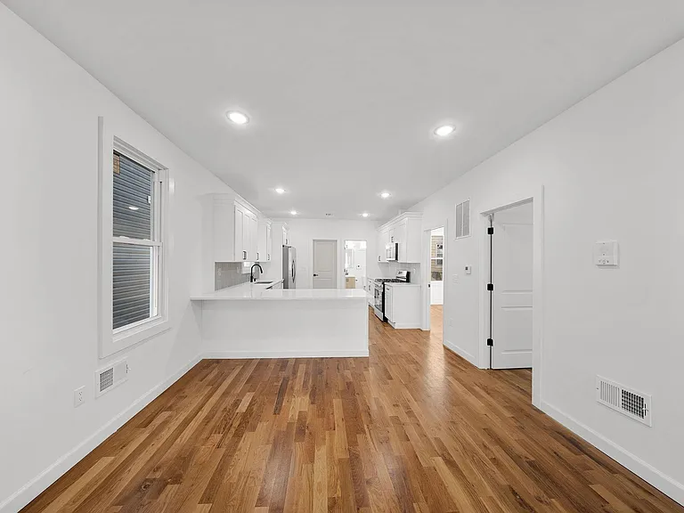 319 William St #1-0904 — Photo 4