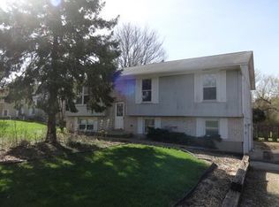 205 Chateau Dr, Spring Grove, IL 60081