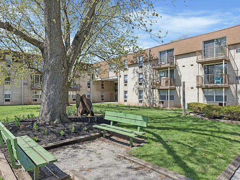 450 Green Apartments — Photo 14