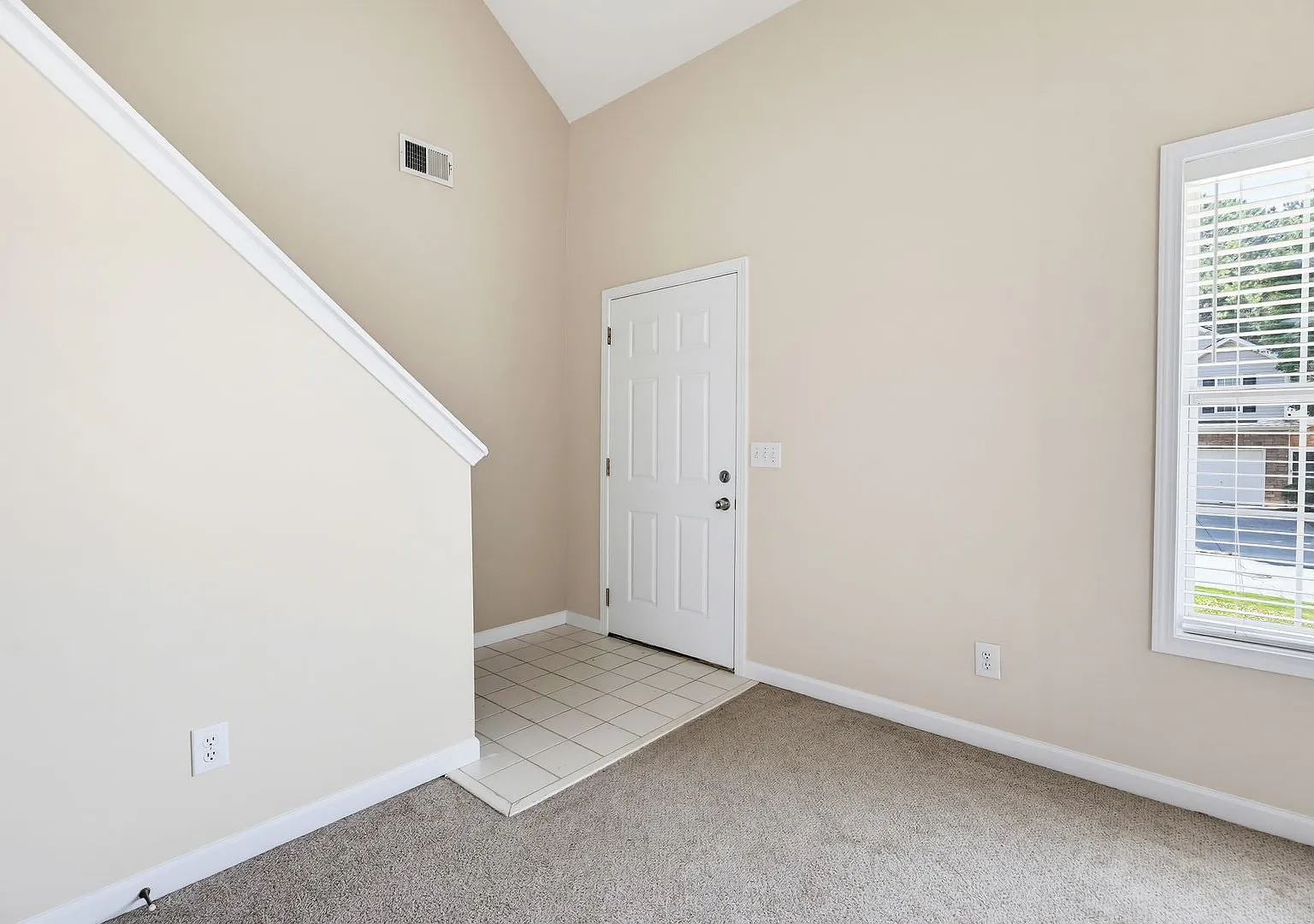Fantastic 3 bed/2.5 bath single family home in excellent Woodstock location ! — Photo 4