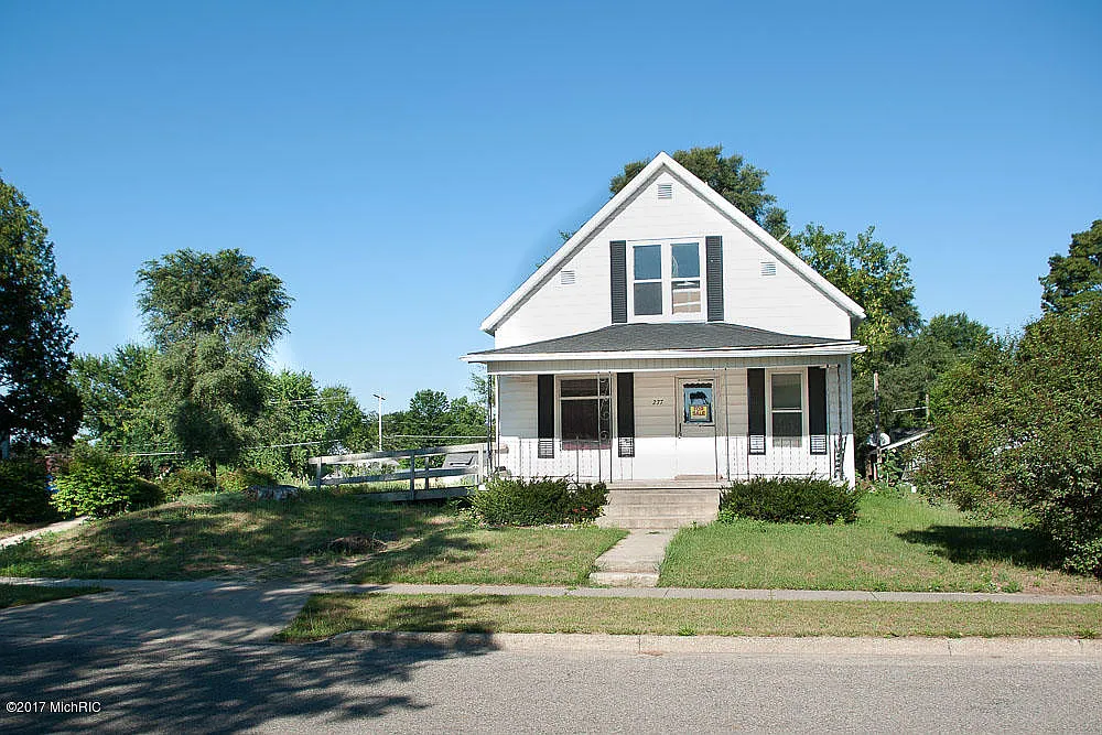277 N East St photo 1