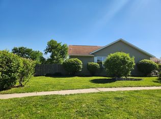 1203 Ridgewood Rd, Mahomet, IL 61853