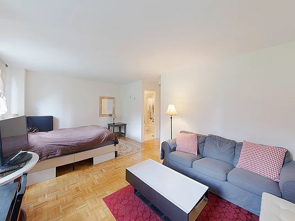 3rd image of 1 Irving Pl APT U8g