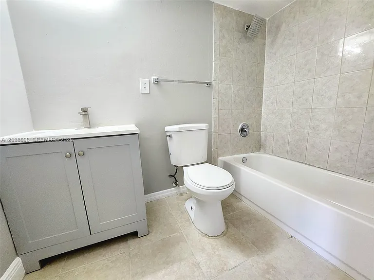 191 SW 15th St #202 — Photo 10
