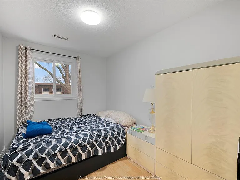 6384 Thornberry Cres — Photo 15