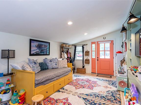 4th image of 3056 Vine Cir