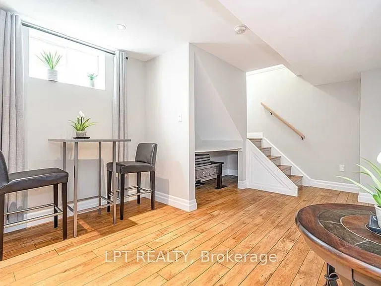 35 Clute Cres — Photo 13