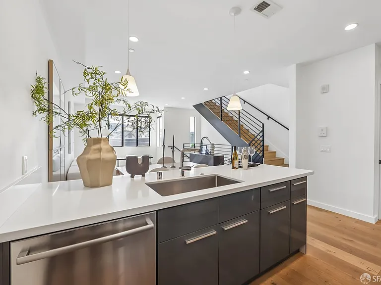 Kitchen (middle level)