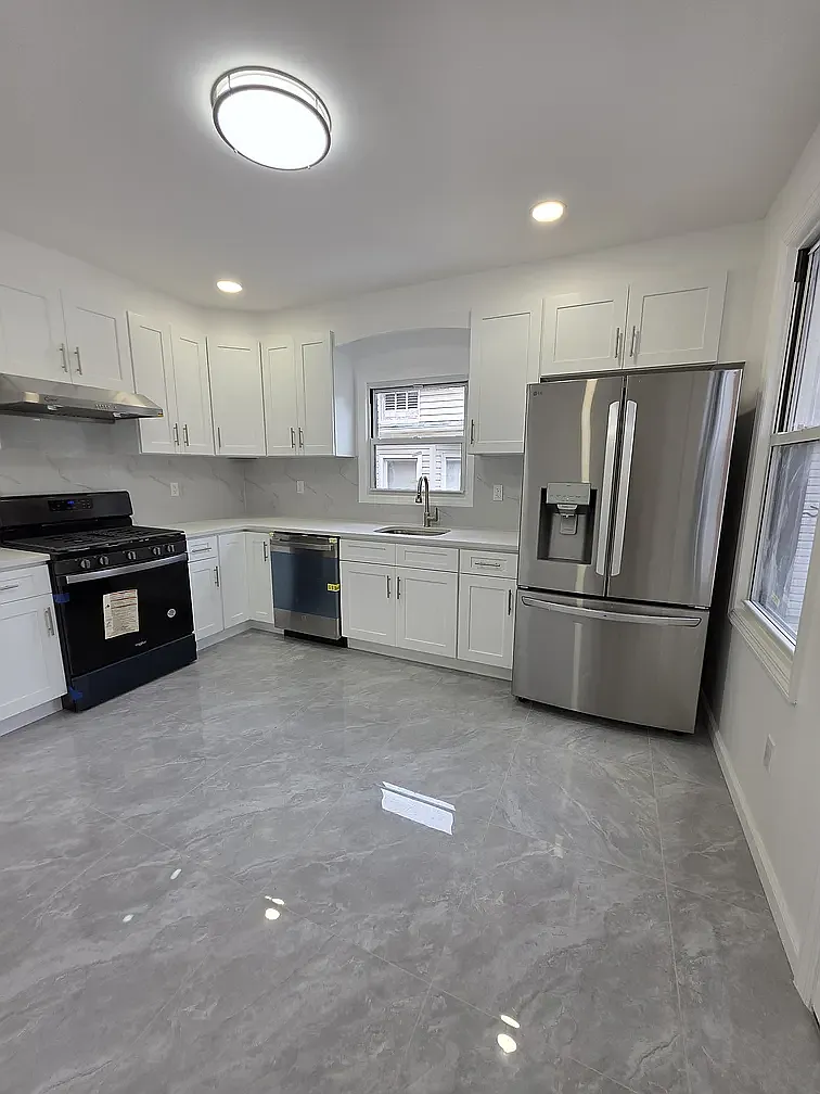 142 Fremont Ave — Photo 1