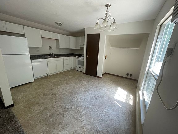 3rd image of 70 Ironwood Ct Unit A