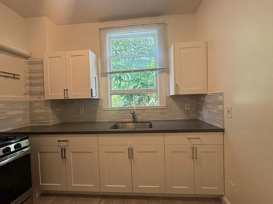 Beautiful Studio with updated kitchen! Lease Today! — Photo 4