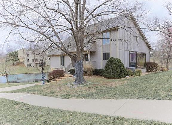 2nd image of 100 NE Shoreview Dr