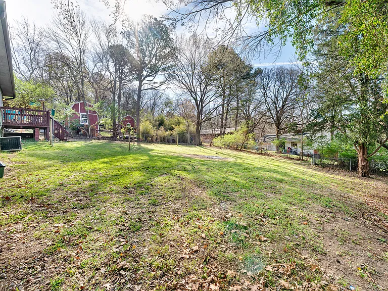 515 W Holly St — Photo 35