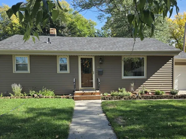 1018 21st St S, Fargo, ND 58103