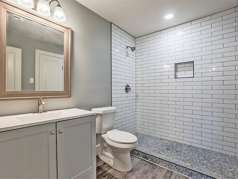 2423 Fenwick Dr — Photo 4