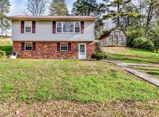 138 Cedar Ln, Jacksboro, TN 37757