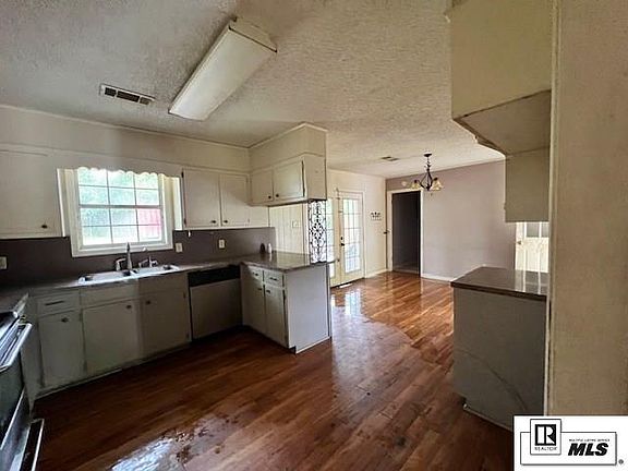 3rd image of 220 Hillside Cir