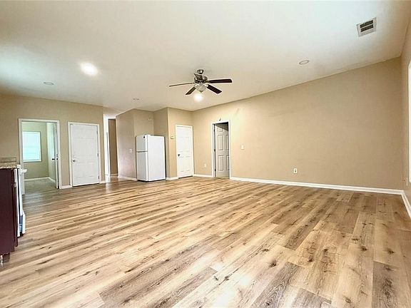 3rd image of 4831 Oak Path