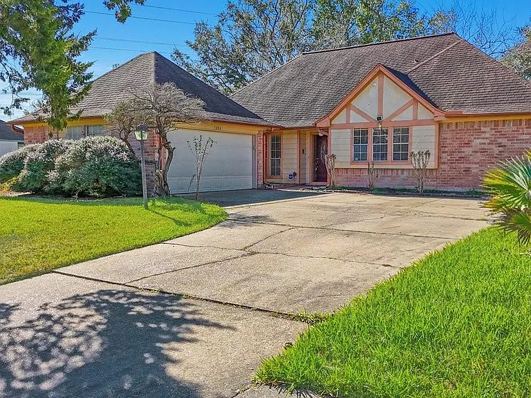 1006 Bolton Dr — Photo 2