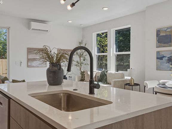 4th image of 6189 N Albina Ave #1