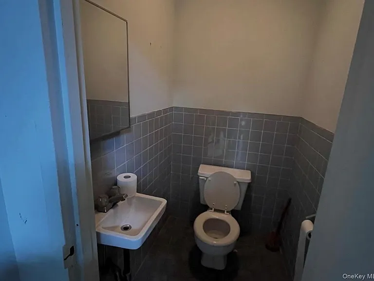 496 City Island Ave — Photo 4