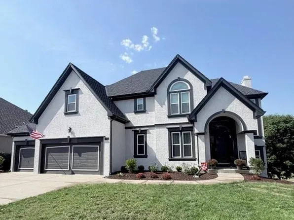 8008 Park Ridge Dr, Parkville, MO 64152
