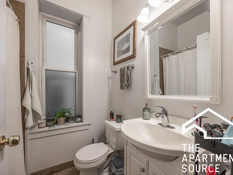 1935 N Wood St #4 — Photo 11