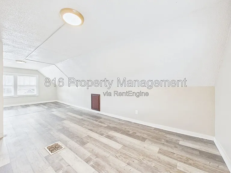 3205 E 31st St — Photo 30