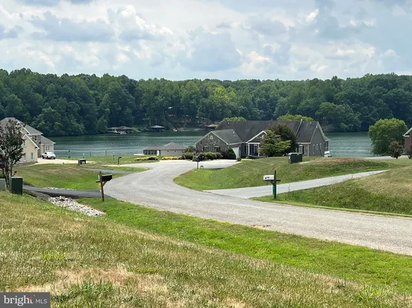 6517 Harbour Point Dr, Mineral, VA 23117
