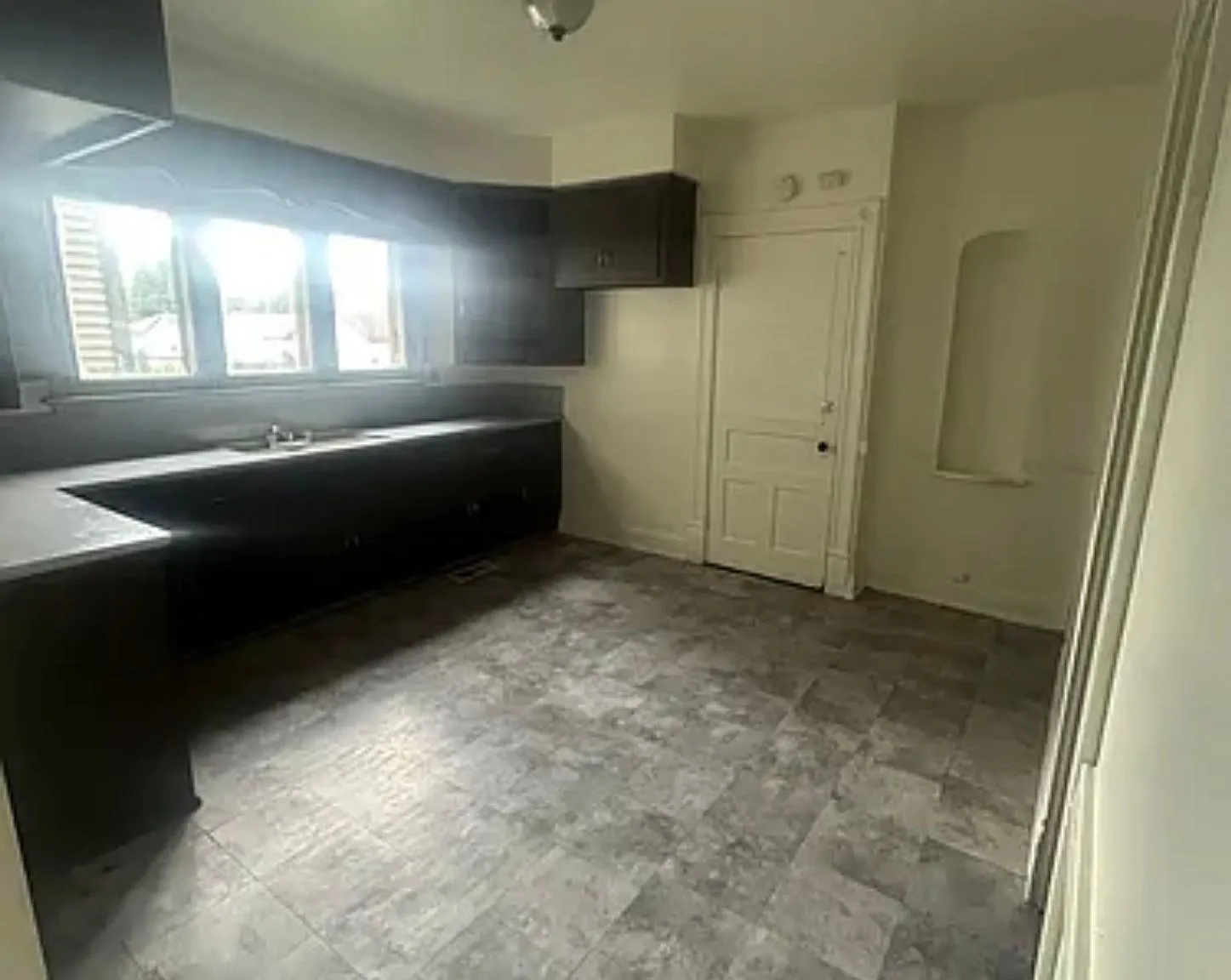 Spacious 3BR Lower Duplex Rental — Photo 1