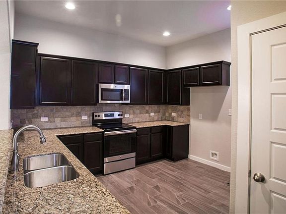 3rd image of 137 Lakeview Ct