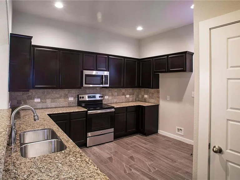 137 Lakeview Ct — Photo 3