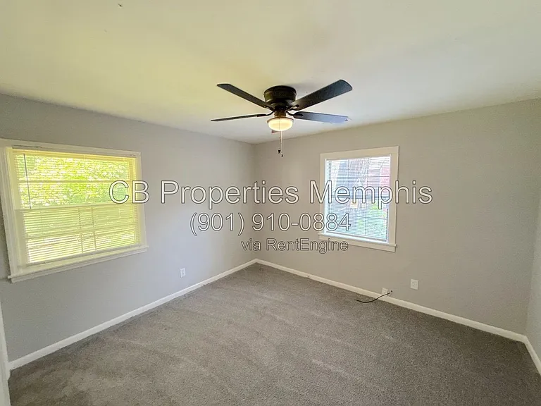 1445 Robin Hood Ln — Photo 3