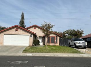 2201 Lamplight Ln, Delano, CA 93215