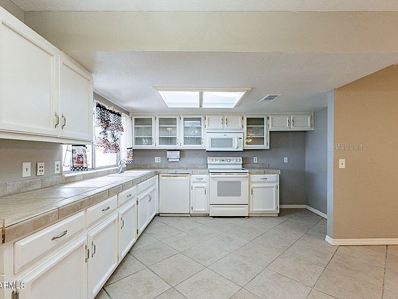 5th image of 1014 E GLADE Avenue