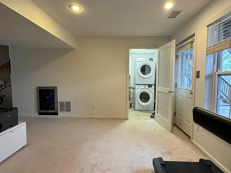 915 Tanglewood Dr — Photo 3