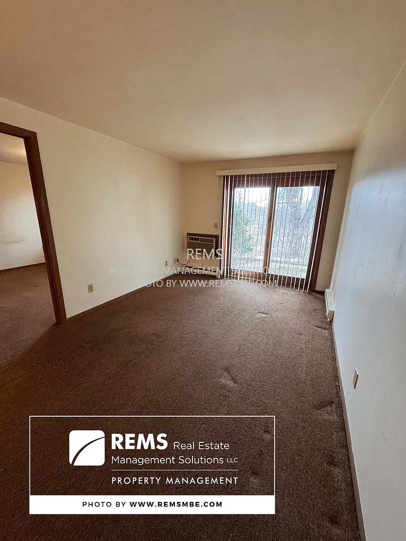 1045 Oak Street — Photo 2