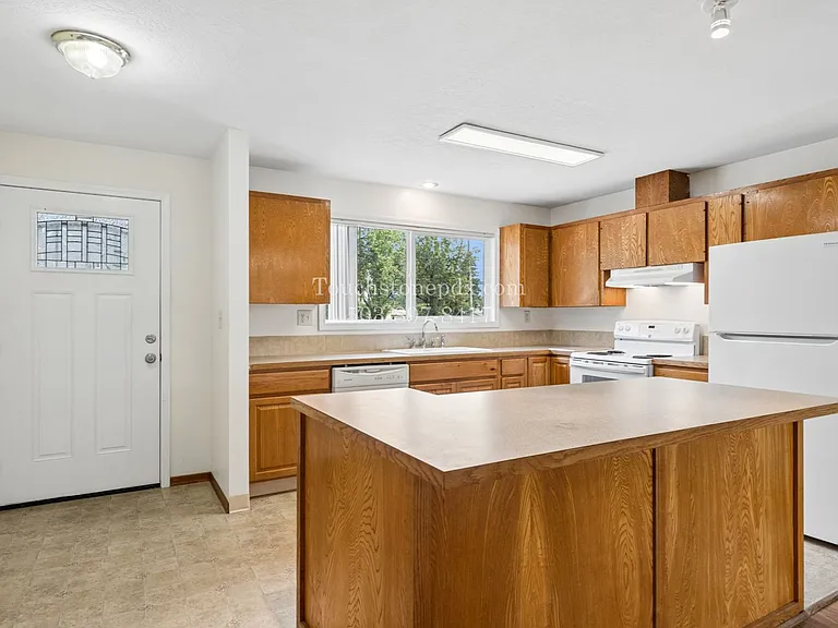 18016 NE Davis St — Photo 5