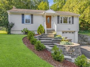 8 Old Mill Rd, Quaker Hill, CT 06375