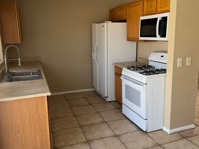 4800 Woodlake Ave — Photo 3