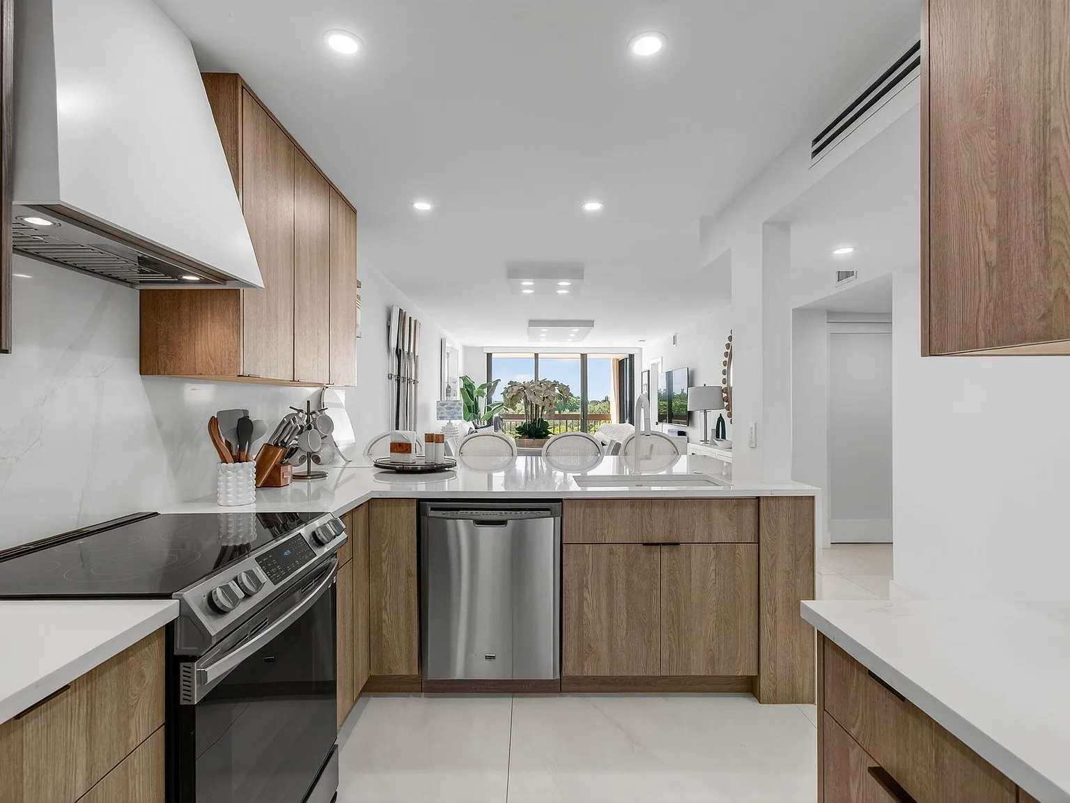 2 bed, 2.0 bath, 1175 sqft, $4,000 — Photo 2