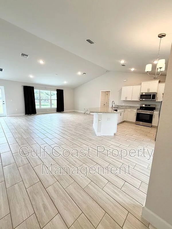 3 bed, 2.0 bath, 1545 sqft, $2,000 — Photo 3