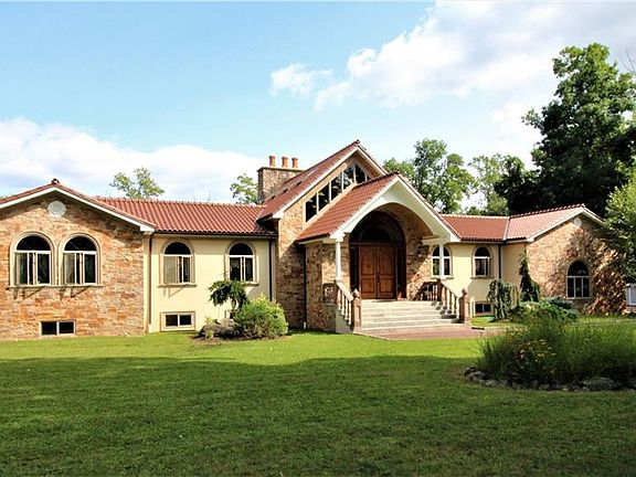 2nd image of 4 Dogwood Pl