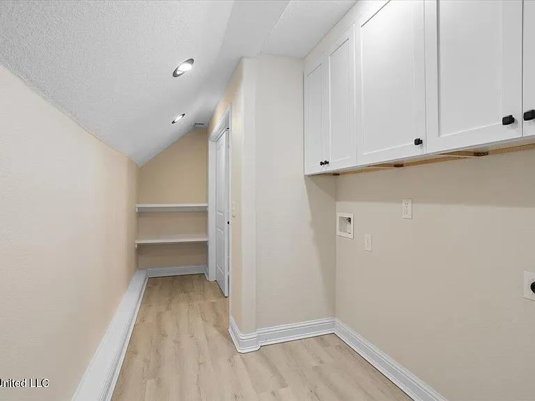 749 E North St — Photo 34