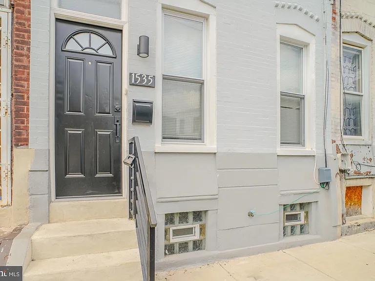 1535 W Seltzer St — Photo 1