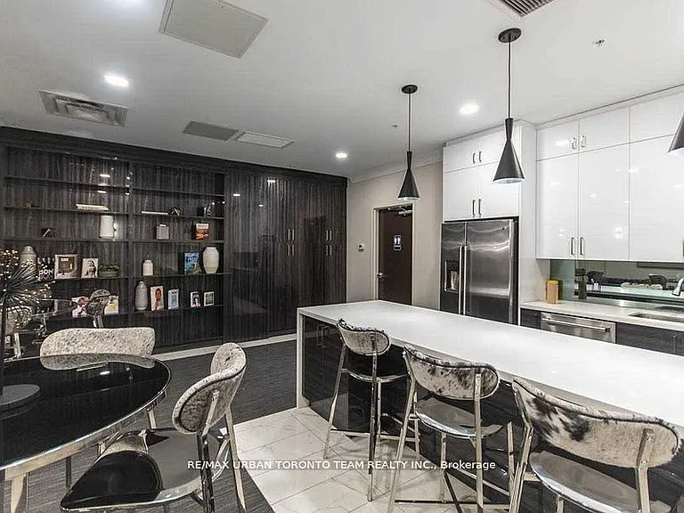118 King St E #621 — Photo 27