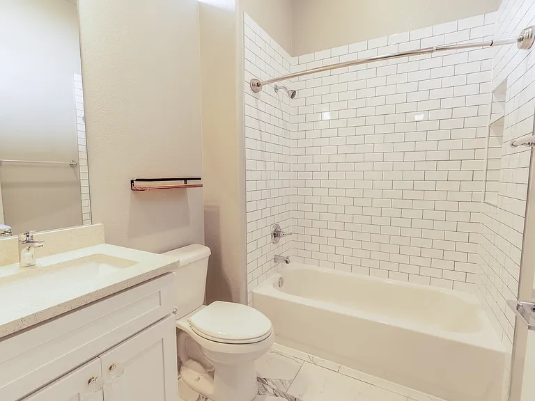 2nd Bedroom En-suite Full Bathroom