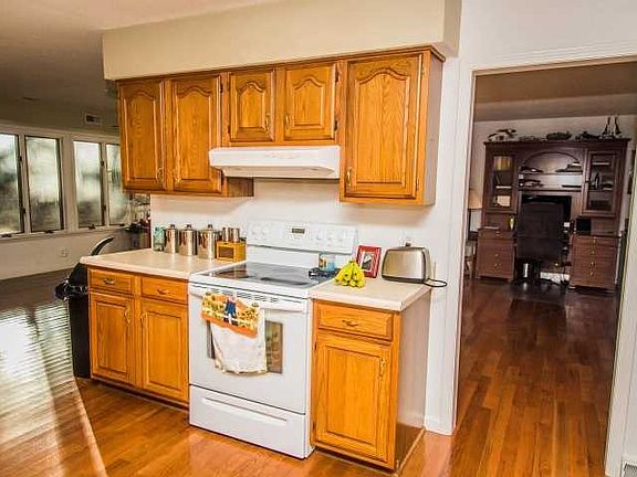 4th image of 1705 Spruce Dr
