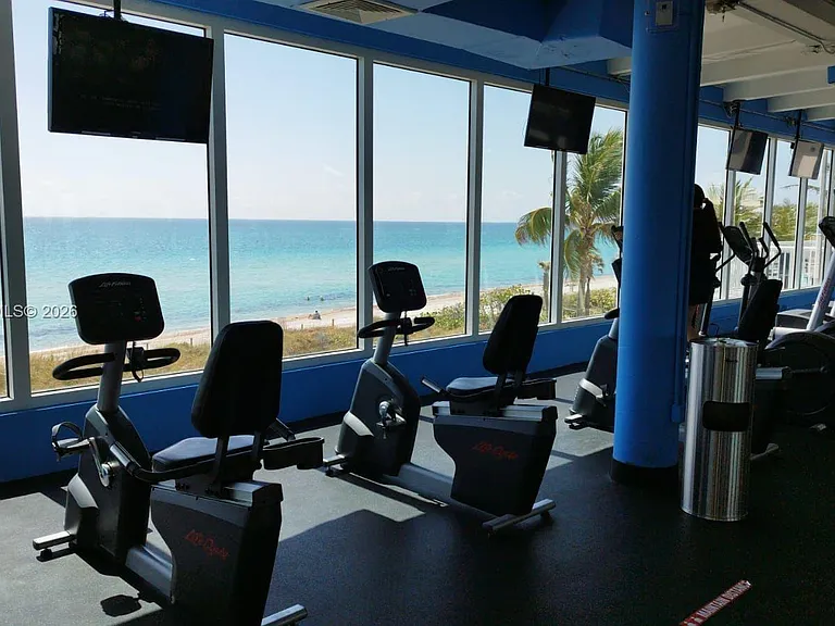 5401 Collins Ave #1110 — Photo 9