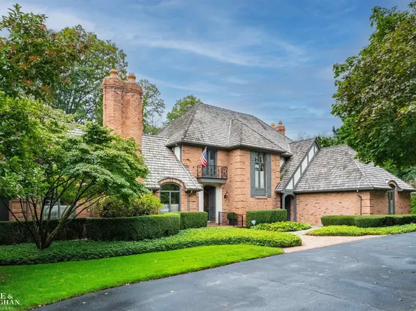 121 Vendome Rd, Grosse Pointe Farms, MI 48236